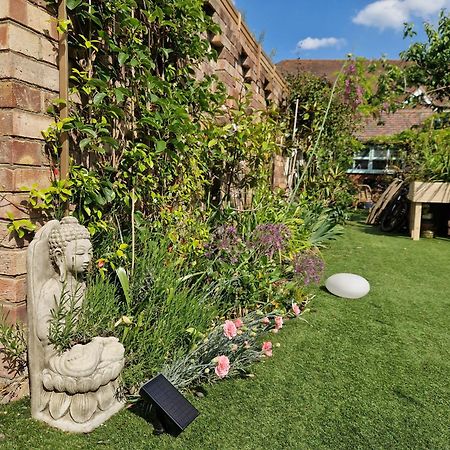 Lotus Pod House Homestay Horsell Exteriör bild